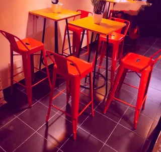 Taburetes metálicos rojos estilo Tolix