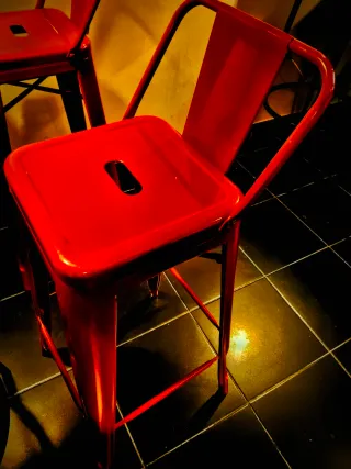 Taburetes metálicos rojos estilo Tolix
