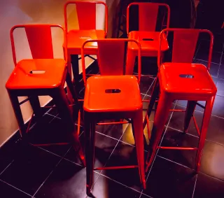 Taburetes metálicos rojos estilo Tolix