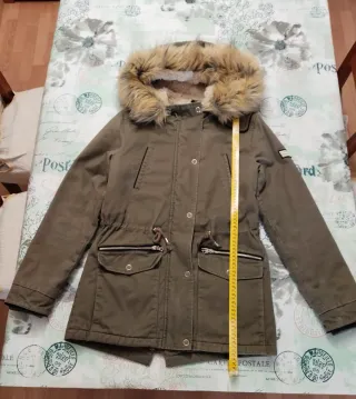 Parka verde niña con capucha y pelo