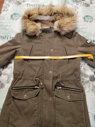 Parka verde niña con capucha y pelo
