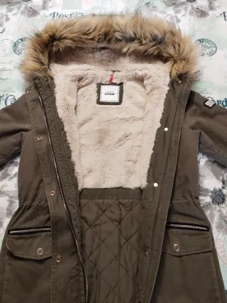 Parka verde niña con capucha y pelo