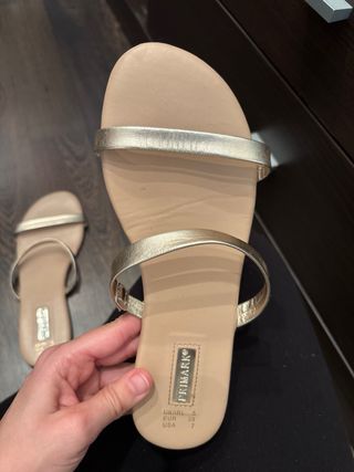 Sandalias planas doradas Primark Talla 38