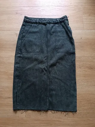 Falda midi vaquera desgastada