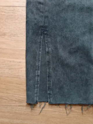 Falda midi vaquera desgastada