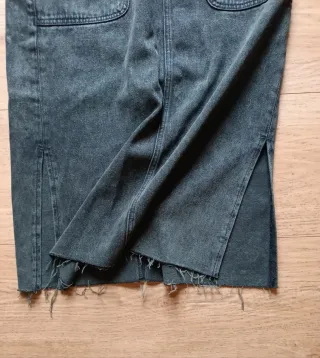 Falda midi vaquera desgastada