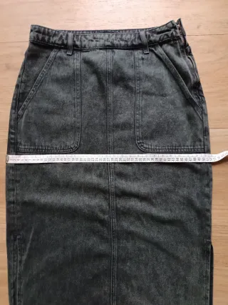 Falda midi vaquera desgastada