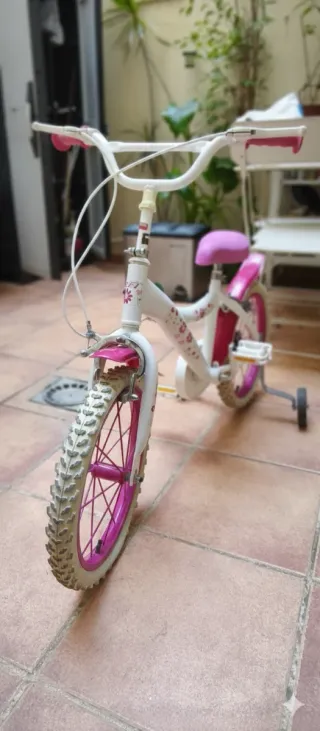 Bicicleta infantil blanca y rosa. 16 pulgadas