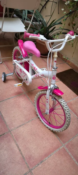 Bicicleta infantil blanca y rosa. 16 pulgadas
