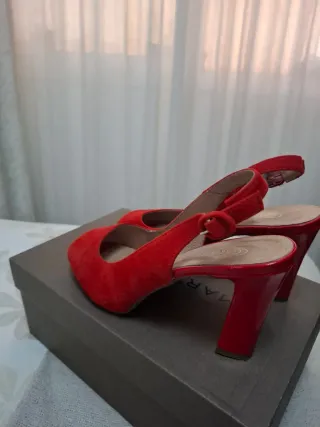 Zapatos de tacón Gody rojos destalonados.