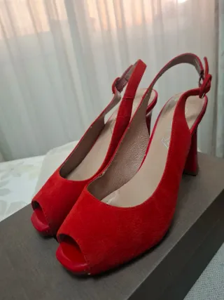 Zapatos de tacón Gody rojos destalonados.