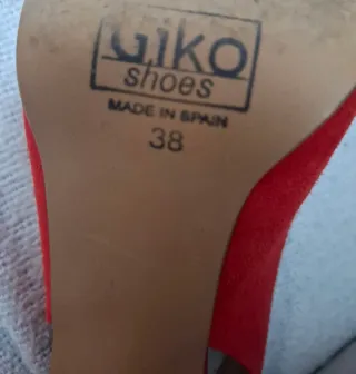 Zapatos de tacón Gody rojos destalonados.