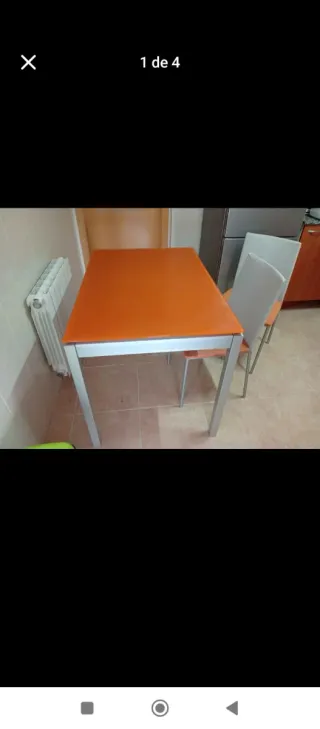 Mesa de cocina naranja y sillas grises
