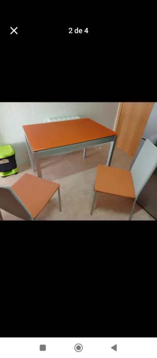 Mesa de cocina naranja y sillas grises