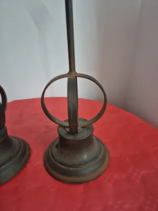 Lámpara de mesa metálica dorada