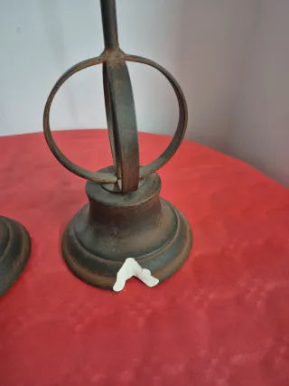 Lámpara de mesa metálica dorada