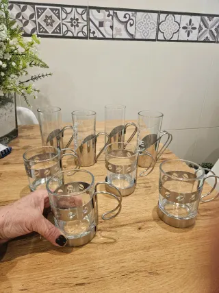 Juego 8 vasos con soporte metálico