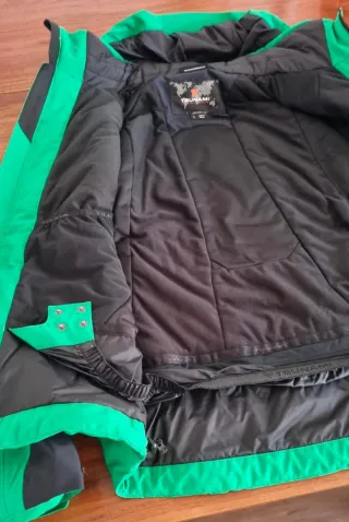 Chaqueta de esquí Tsunami, abriga muchísimo.