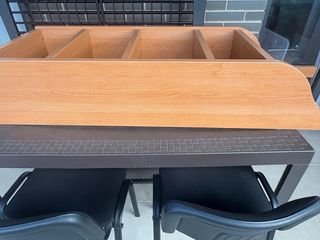 Estantería de madera marrón