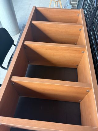 Estantería de madera marrón