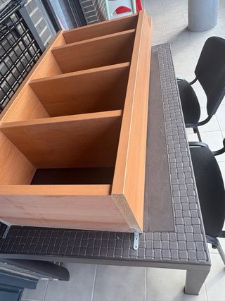 Estantería de madera marrón