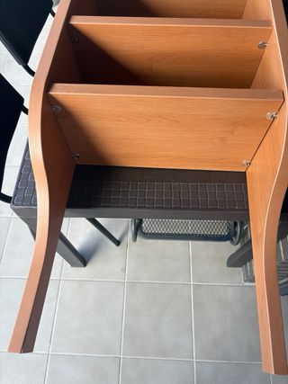 Estantería de madera marrón