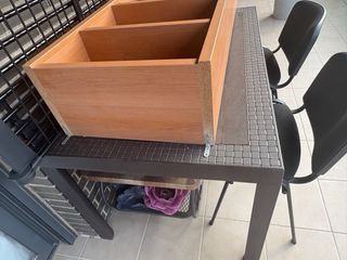 Estantería de madera marrón