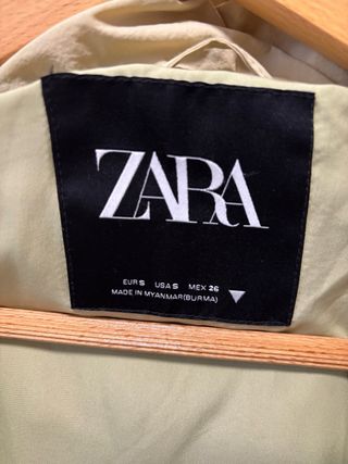 Abrigo Zara con capucha beige y detalles en verde
