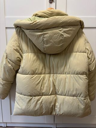 Abrigo Zara con capucha beige y detalles en verde