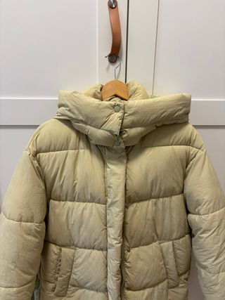 Abrigo Zara con capucha beige y detalles en verde