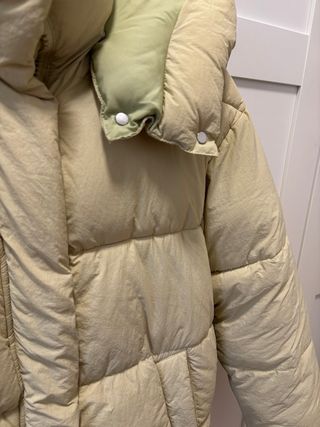 Abrigo Zara con capucha beige y detalles en verde