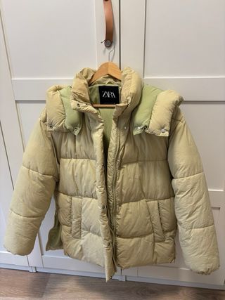 Abrigo Zara con capucha beige y detalles en verde