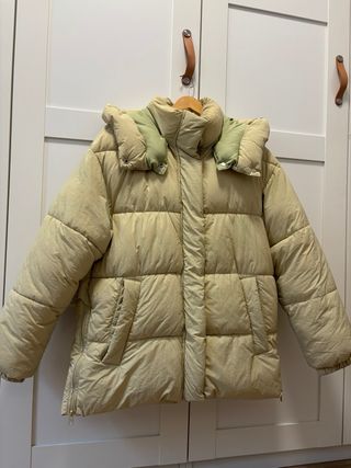 Abrigo Zara con capucha beige y detalles en verde