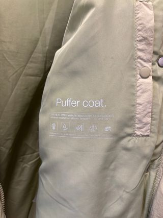 Abrigo Zara con capucha beige y detalles en verde