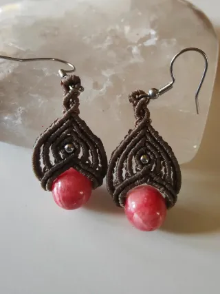 Pendientes de macramé y rodhocrosita
