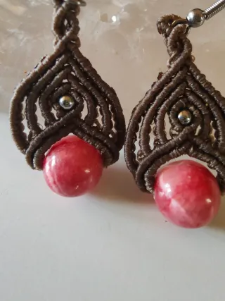 Pendientes de macramé y rodhocrosita