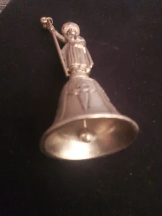 Campana de metal con figura