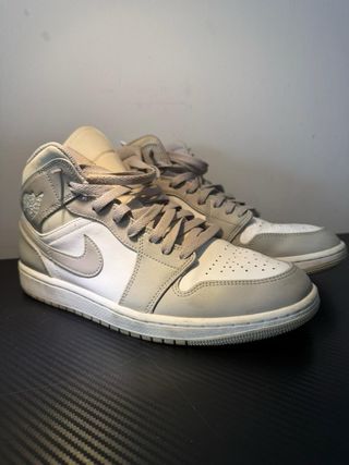 Zapatillas Jordan Beige y Blancas