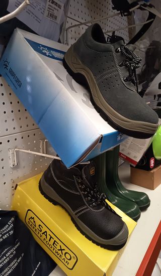 Zapatos de seguridad negros y grises