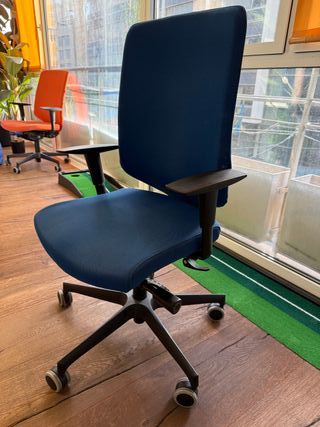Silla de oficina ergonómica azul