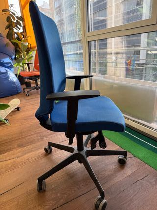 Silla de oficina ergonómica azul