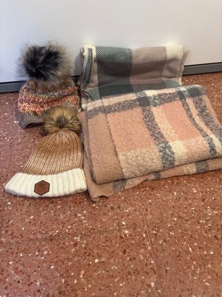 Lote 2 gorros y 2 bufandas