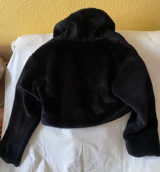 Chaquetón de pelo negro corto