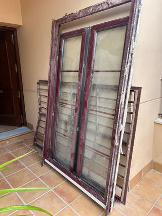 Puerta de terraza doble con rejas