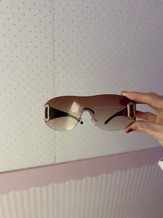 Gafas de sol marrones y doradas