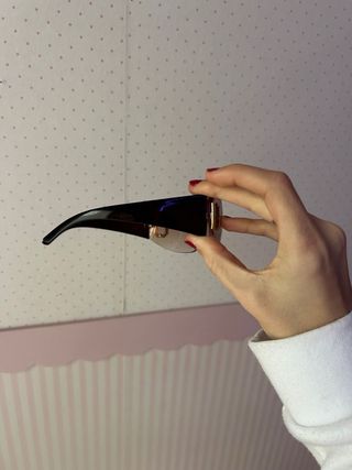 Gafas de sol marrones y doradas