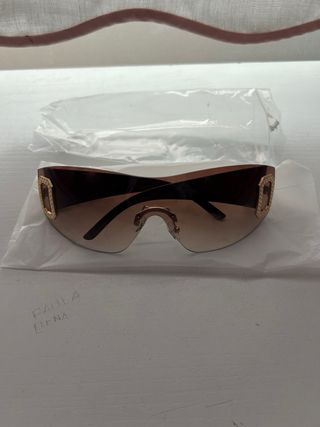 Gafas de sol marrones y doradas