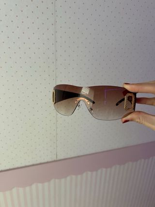 Gafas de sol marrones y doradas