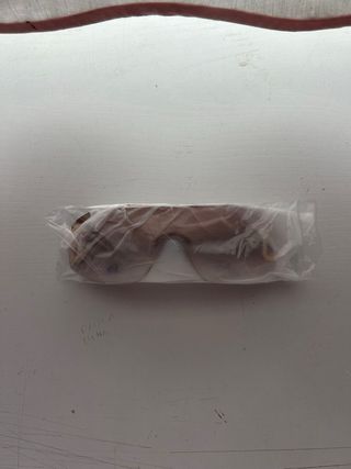 Gafas de sol marrones y doradas