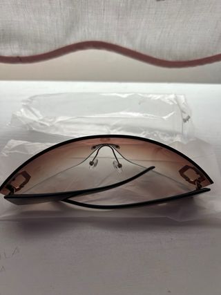 Gafas de sol marrones y doradas